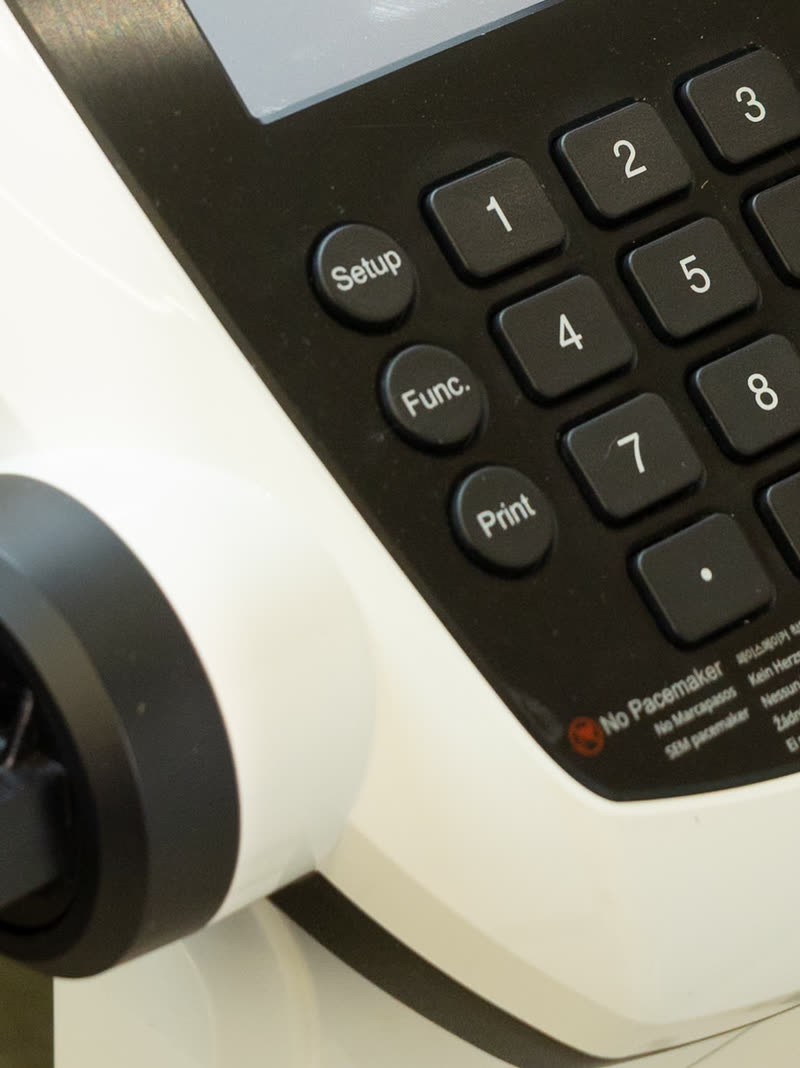 Detalhe do painel do equipamento de bioimpedância usado nas avaliações.