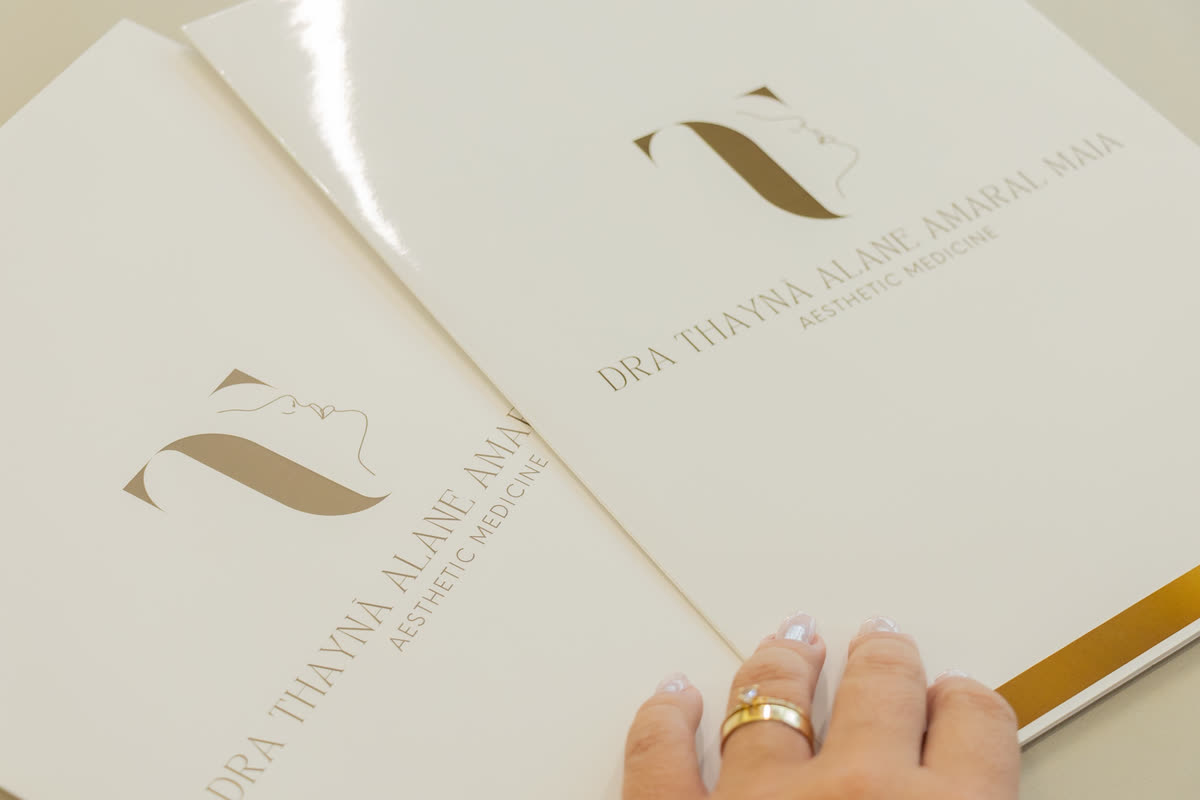 Pastas de atendimento personalizadas com a identidade visual da Dra. Thaynã Alane Amaral Maia.